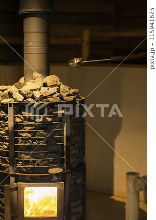 サウナストーブで燃える薪 サウナストーブで燃える薪 115941625