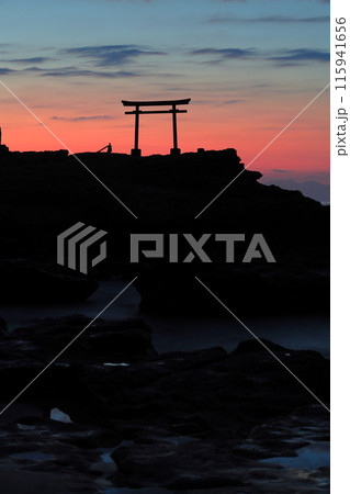 【静岡県】白濱神社・大明神岩の赤鳥居　夜明け 115941656