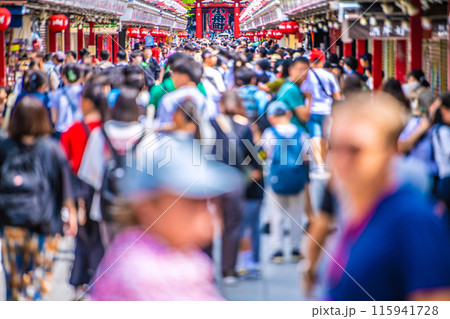 日本の東京都市景観 団体旅行客や子供たち、外国人観光客らで賑わう朝の浅草寺＝5月30日 115941728