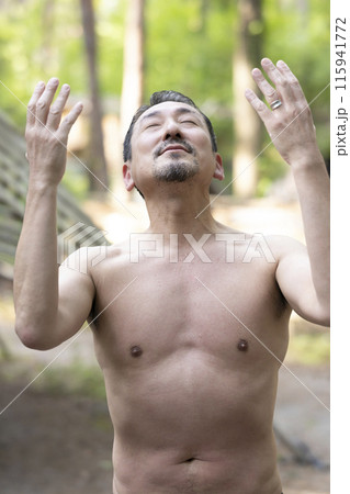サウナを楽しむ50代男性 サウナを楽しむ50代男性 115941772
