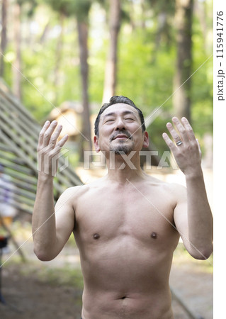 サウナを楽しむ50代男性 サウナを楽しむ50代男性 115941776