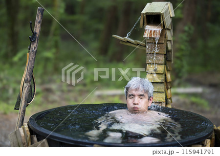 水風呂を楽しむ男性 水風呂を楽しむ男性 115941791