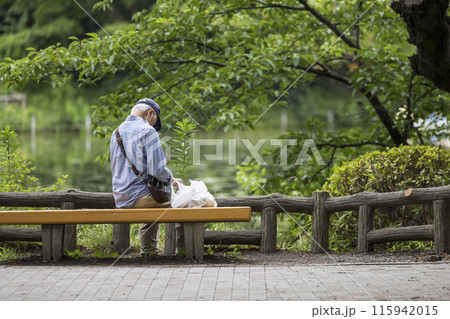 一人で公園のベンチに座る孤独な高齢男性のイメージ 一人で公園のベンチに座る孤独な高齢男性のイメージ 115942015