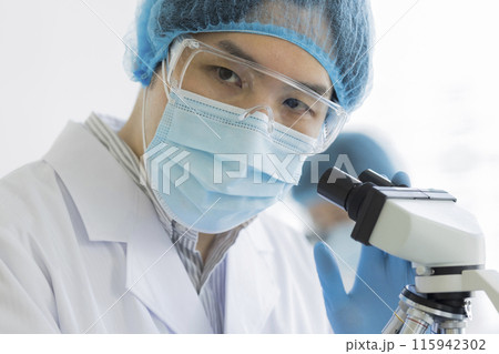 研究者 顕微鏡 115942302