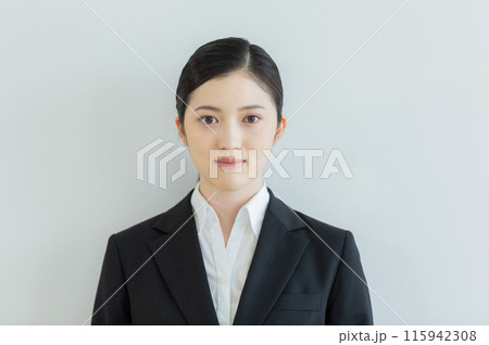 リクルートスーツの女性 フレッシャーズ　女子大生 115942308