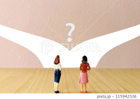 分かれ道の分岐で悩む女性たち 115942326