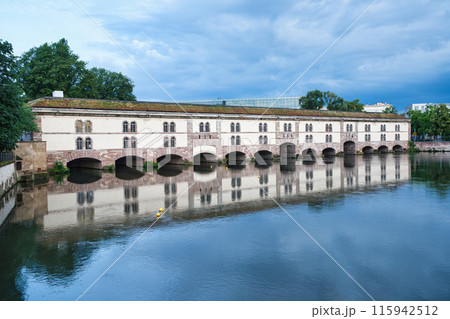 早朝のヴォーバン・ダム 115942512