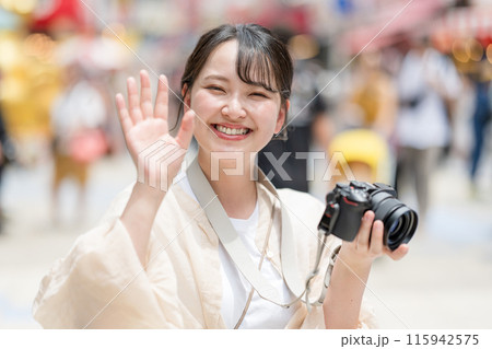 都会の繁華街を観光しながら趣味の一眼レフで写真を撮るカメラ女子|待合せイメージ|カメラマンイメージ 都会の繁華街を観光しながら趣味の一眼レフで写真を撮るカメラ女子|待合せイメージ|カメラマンイメージ 115942575