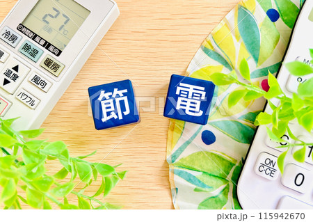 節電イメージ、エアコンのリモコンと電卓 115942670