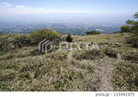 赤城山の鍋割山 山頂付近から前橋方面を見る 2024年5月14日 赤城山の鍋割山 山頂付近から前橋方面を見る 2024年5月14日 115942975
