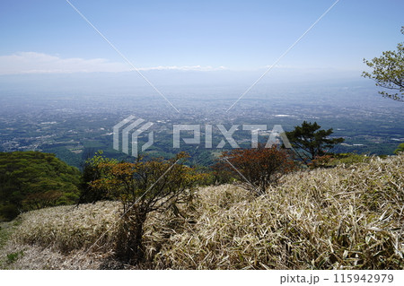 赤城山の鍋割山 山頂付近から前橋方面を見る 2024年5月14日 赤城山の鍋割山 山頂付近から前橋方面を見る 2024年5月14日 115942979