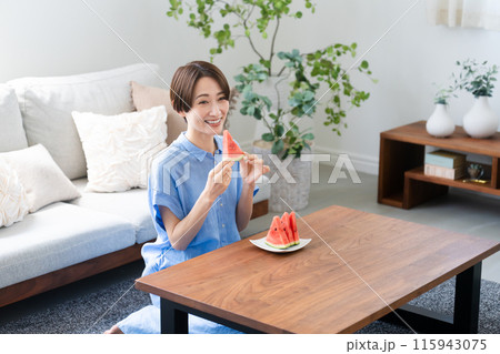 西瓜を食べる若い女性 ライフスタイルイメージ 西瓜を食べる若い女性 ライフスタイルイメージ 115943075