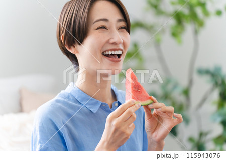 西瓜を食べる若い女性 ライフスタイルイメージ 西瓜を食べる若い女性 ライフスタイルイメージ 115943076