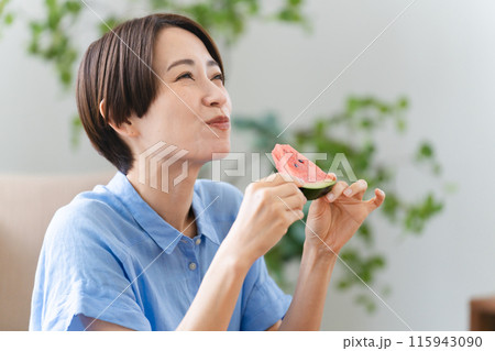 西瓜を食べる若い女性 ライフスタイルイメージ 西瓜を食べる若い女性 ライフスタイルイメージ 115943090