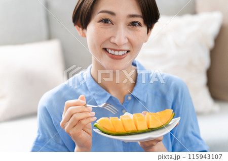 メロンを食べる若い女性 ライフスタイルイメージ メロンを食べる若い女性 ライフスタイルイメージ 115943107