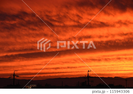 恐怖を感じるほどに赤い夕焼け 恐怖を感じるほどに赤い夕焼け 115943306