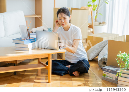 荷造りする若い女性 荷造りする若い女性 115943360