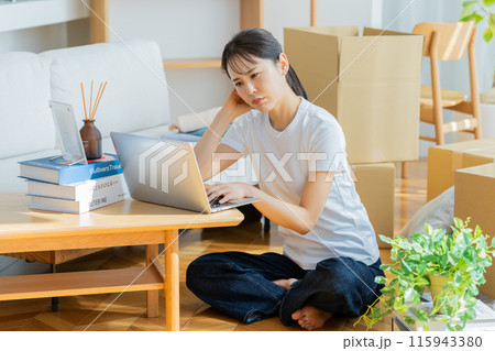 荷造りする若い女性 115943380