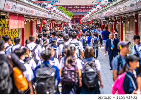 日本の東京都市景観 団体旅行客や子供たち、外国人観光客らで賑わう朝の浅草寺＝5月30日 115943432