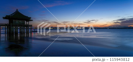 夜明け前の琵琶湖と浮見堂のコラボ情景 115943812