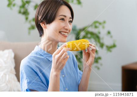 トウモロコシを食べる若い女性 ライフスタイルイメージ トウモロコシを食べる若い女性 ライフスタイルイメージ 115943871