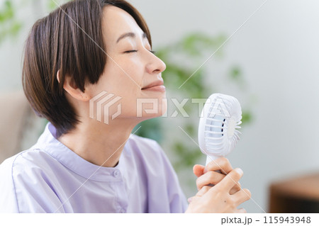 ハンドファンを使う若い女性 ライフスタイルイメージ ハンドファンを使う若い女性 ライフスタイルイメージ 115943948