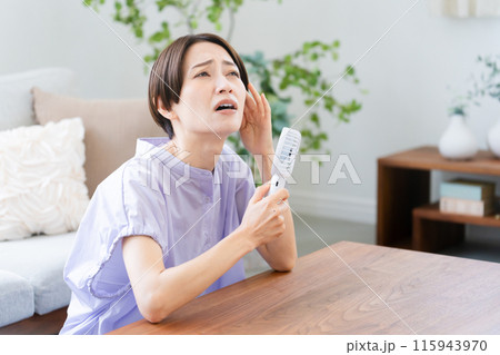 ハンドファンを使う若い女性　ライフスタイルイメージ 115943970