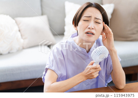 ハンドファンを使う若い女性 ライフスタイルイメージ ハンドファンを使う若い女性 ライフスタイルイメージ 115943975