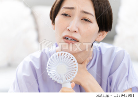 ハンドファンを使う若い女性 ライフスタイルイメージ ハンドファンを使う若い女性 ライフスタイルイメージ 115943981