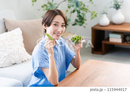 枝豆を食べる若い女性　ライフスタイルイメージ 115944017