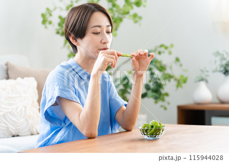 枝豆を食べる若い女性 ライフスタイルイメージ 枝豆を食べる若い女性 ライフスタイルイメージ 115944028