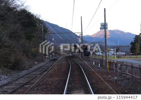 山と線路と汽車。三岐鉄道三岐線の西藤原駅にて。 山と線路と汽車。三岐鉄道三岐線の西藤原駅にて。 115944417
