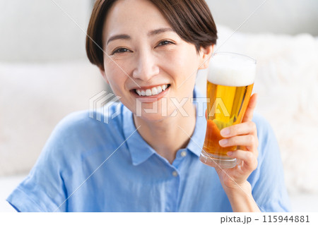 ビールを飲む若い女性　ライフスタイルイメージ 115944881