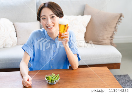 ビールを飲む若い女性　ライフスタイルイメージ 115944883