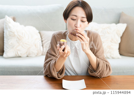 焼き芋を食べる若い女性 ライフスタイルイメージ 焼き芋を食べる若い女性 ライフスタイルイメージ 115944894