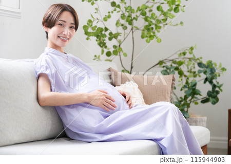 ソファーでくつろいでいる妊婦　ライフスタイルイメージ 115944903