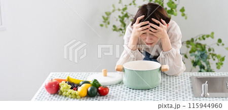 エプロン姿で料理する若い女性　ライフスタイルイメージ 115944960