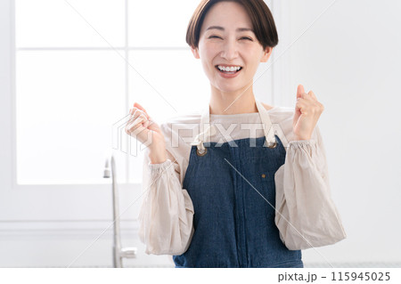 エプロン姿の若い女性 ライフスタイルイメージ エプロン姿の若い女性 ライフスタイルイメージ 115945025