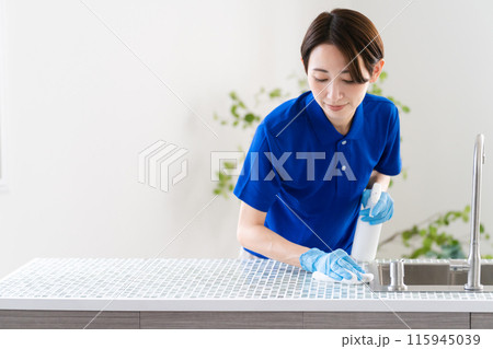 ハウスクリーニングの若い女性 ライフスタイルイメージ ハウスクリーニングの若い女性 ライフスタイルイメージ 115945039