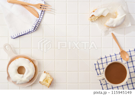 白いアイシングドーナツとカフェオレの美味しいひととき 白いアイシングドーナツとカフェオレの美味しいひととき 115945149