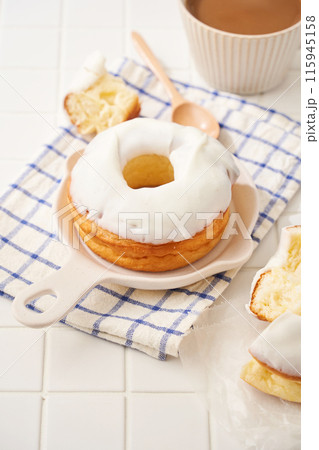 白いアイシングドーナツとカフェオレの美味しいひととき 白いアイシングドーナツとカフェオレの美味しいひととき 115945158