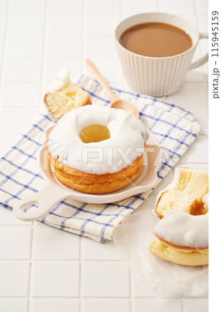白いアイシングドーナツとカフェオレの美味しいひととき 白いアイシングドーナツとカフェオレの美味しいひととき 115945159