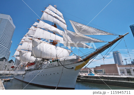 夏 総帆展帆の日本丸快晴の青空に爽やか(横浜日本丸メモリアルパーク) 夏 総帆展帆の日本丸快晴の青空に爽やか(横浜日本丸メモリアルパーク) 115945711