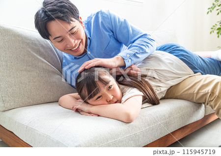 ソファーで子どもを慰める父親 ソファーで子どもを慰める父親 115945719