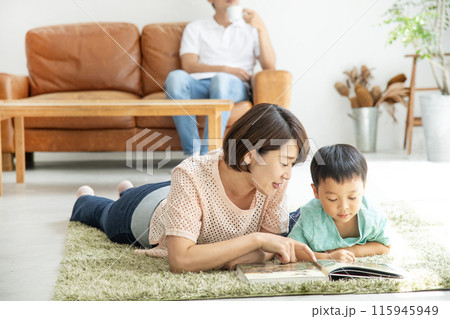 親子で読書 リビングルーム 親子で読書 リビングルーム 115945949