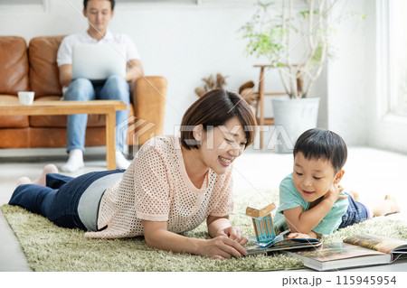 親子で読書 リビングルーム 親子で読書 リビングルーム 115945954