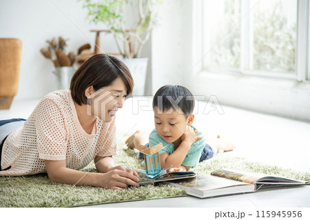 親子で読書 リビングルーム 親子で読書 リビングルーム 115945956