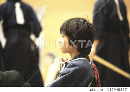剣道の試合 出番を待つ少年 剣道の試合 出番を待つ少年 115946327