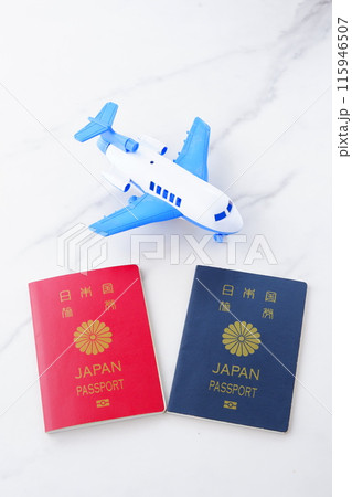 日本のパスポート（10年用赤色と5年用紺色）と飛行機で、長期休暇に海外旅行を計画しているイメージ 115946507