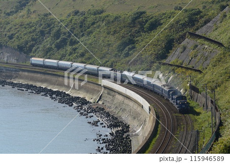 早朝の函館本線を走る寝台特急北斗星号 115946589